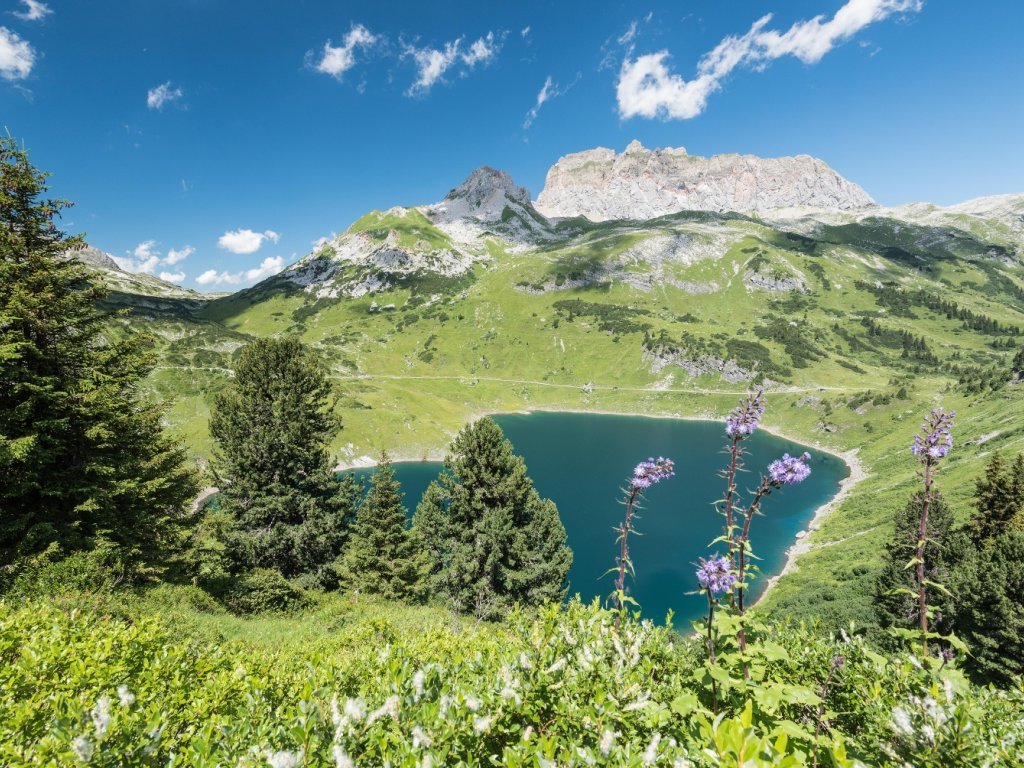 Der Formarinsee mit der Roten Wand